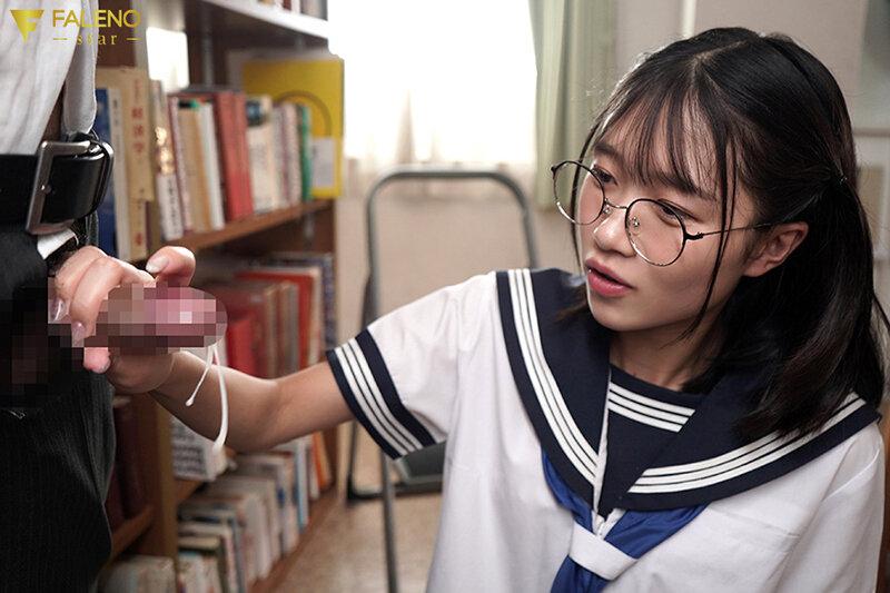 手コキしてくれる、学生服姿の生田さなちゃん。