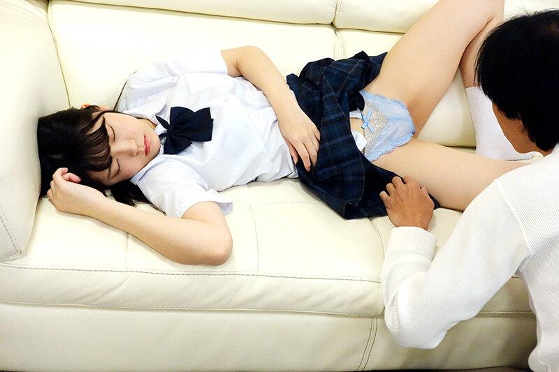 パンティーを見せてくれる、学生服姿の皆瀬あかりちゃん。