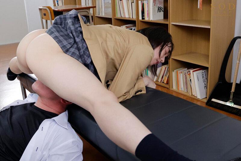 学生服姿の西元めいさちゃん。クンニでマンコを味わう。