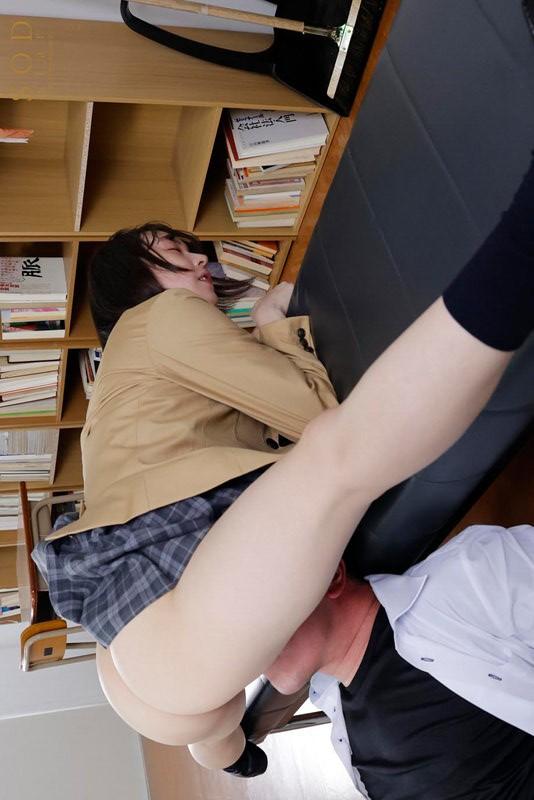 学生服姿の西元めいさちゃん。クンニでマンコを味わう。