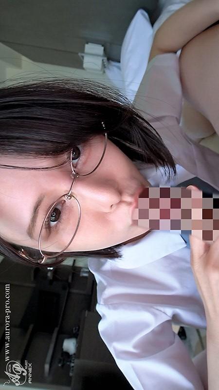 フェラしてくれる、学生服姿の百合良ちゃん。