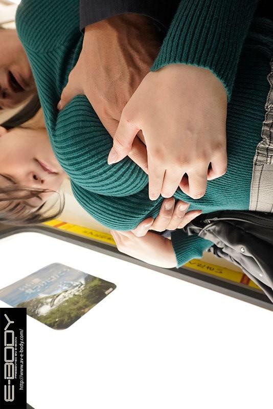 おっぱいを揉まれる、セーター姿の雨宮ひびきちゃん。