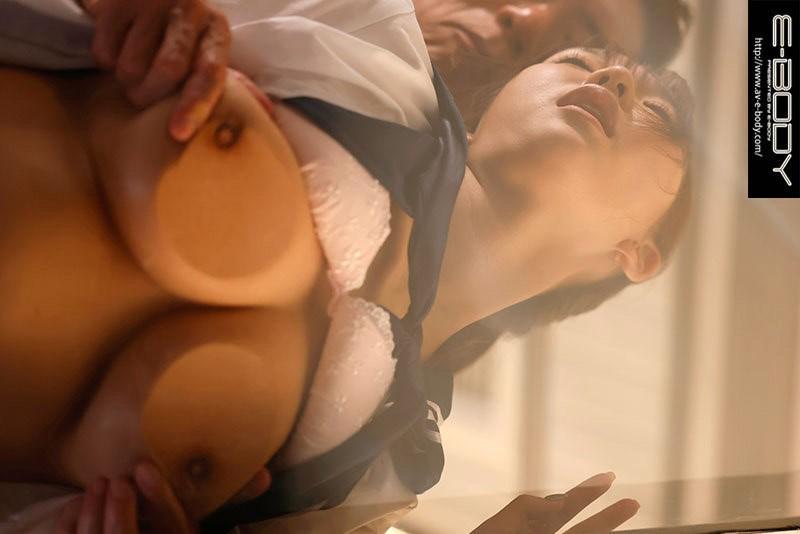 おっぱいを揉まれる、学生服姿の莉々はるかちゃん。