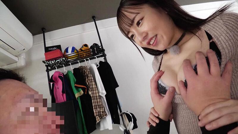 おっぱいを揉まれる、ニット服姿の西元めいさちゃん。