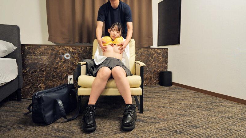 乳首をいじられる、女子高生姿の南日菜乃ちゃん。