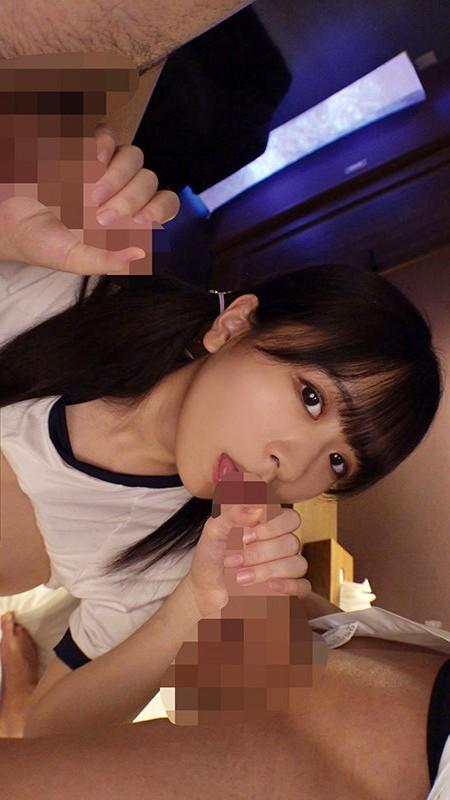 ２人の相手をする、学生服姿の柏木こなつちゃん。