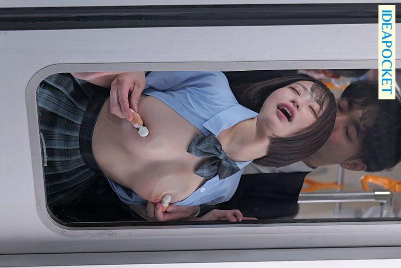 乳首をいじられる、学生服姿の堀北桃愛ちゃん。