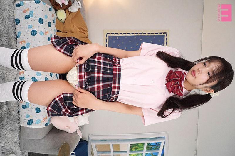 パンティーを見せてくれる、学生服姿の新井リマちゃん。