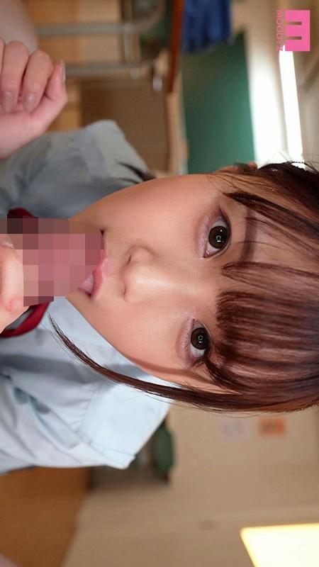 フェラしてくれる、学生服姿の泉ももかちゃん。