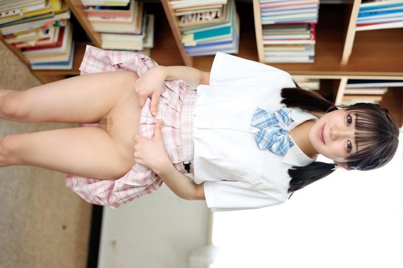 マンコを見せてくれる、女子高生姿の日向由奈ちゃん。
