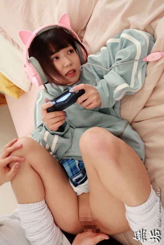 ジャージ姿のるるちゃちゃんを、手マンで刺激。