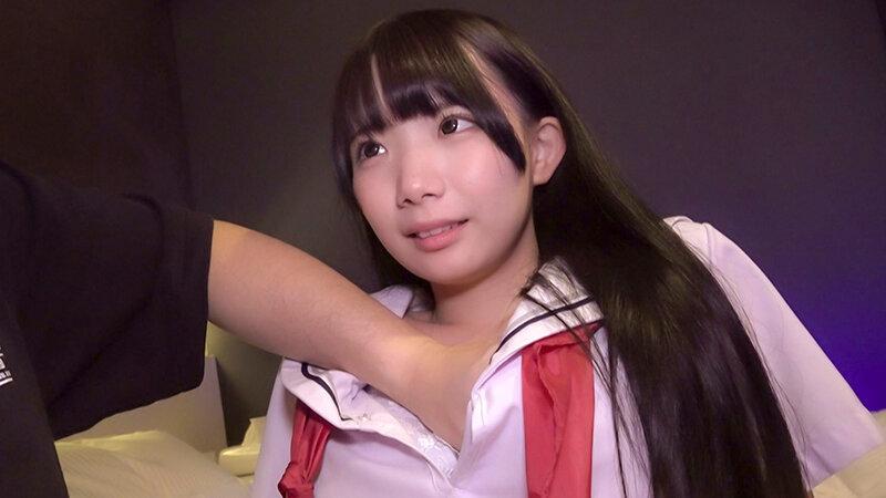 おっぱいを揉まれる、学生服姿の南日菜乃ちゃん。