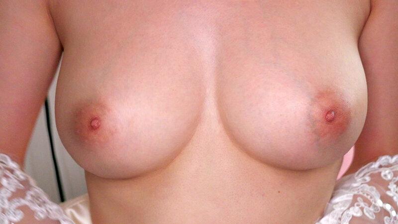 おっぱいを見せてくれる、ウェディングドレス姿の逢沢みゆちゃん。