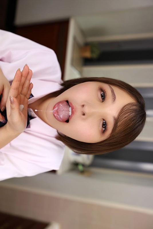 学生服姿の宍戸里帆ちゃん。口の中に射精。
