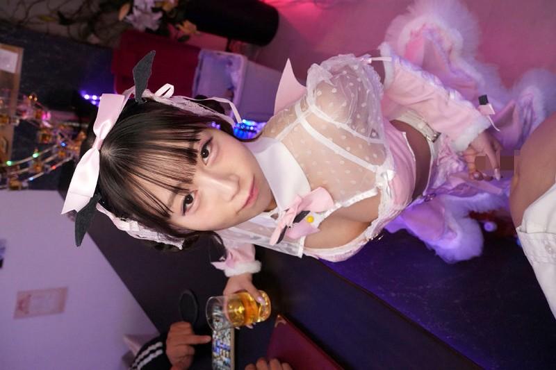 手コキしてくれる、アイドル衣装姿の斉藤帆夏ちゃん。