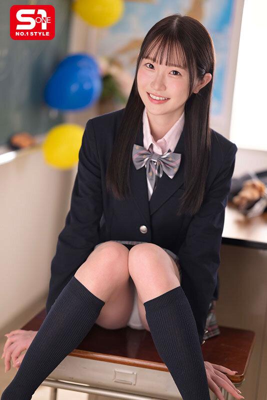 パンティーを見せてくれる、学生服姿の白上咲花ちゃん。