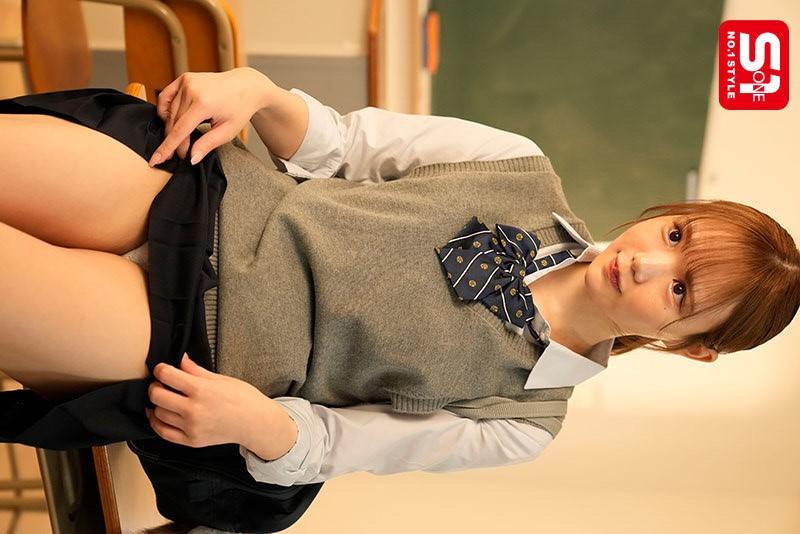 パンティーを見せてくれる、学生服姿の渡部ほのちゃん。
