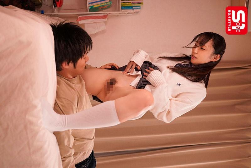 マンコを見せてくれる、学生服姿の新木希空ちゃん。