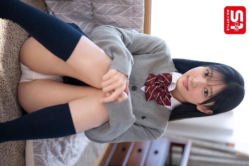 パンティーを見せてくれる、女子高生姿の初美なのかちゃん。