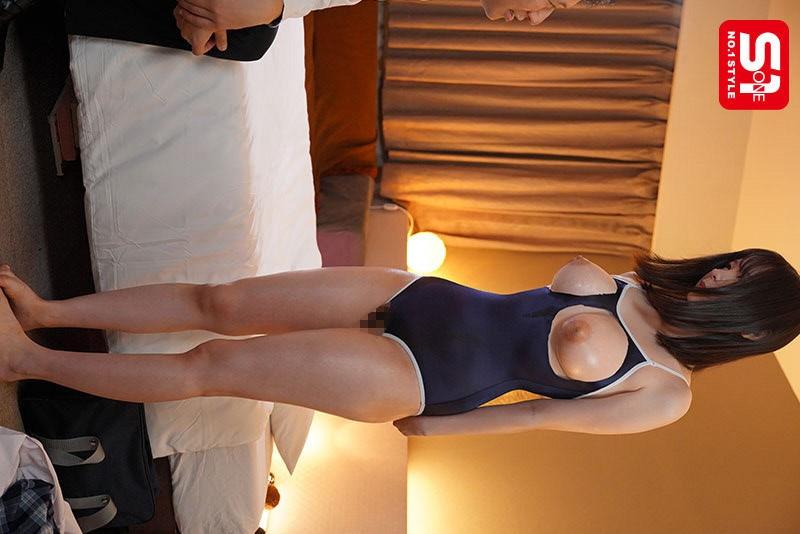 おっぱいを見せてくれる、スクール水着姿の村上悠華ちゃん。