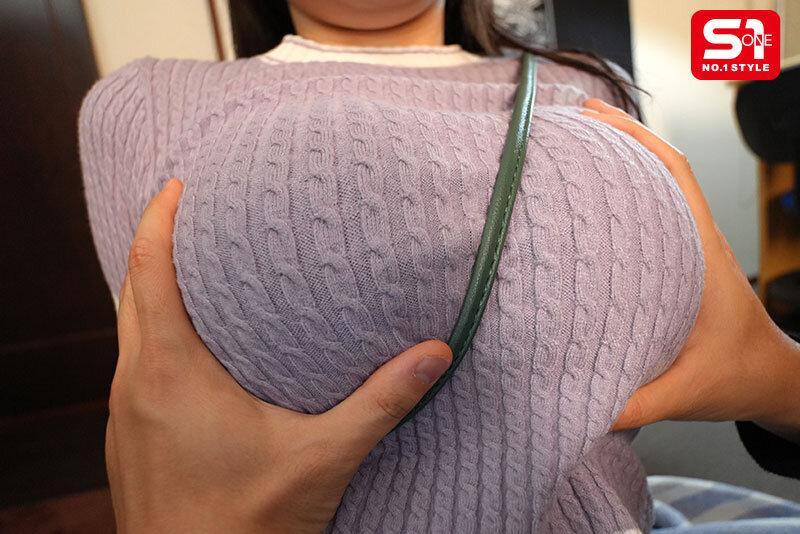 おっぱいを揉まれる、セーター姿の南沢海香ちゃん。