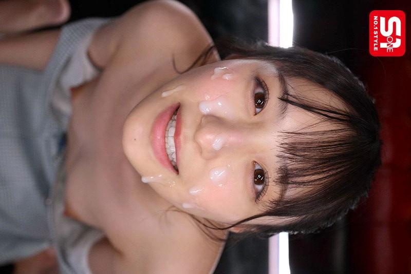 私服姿の新木希空ちゃん。かわいい顔に射精。