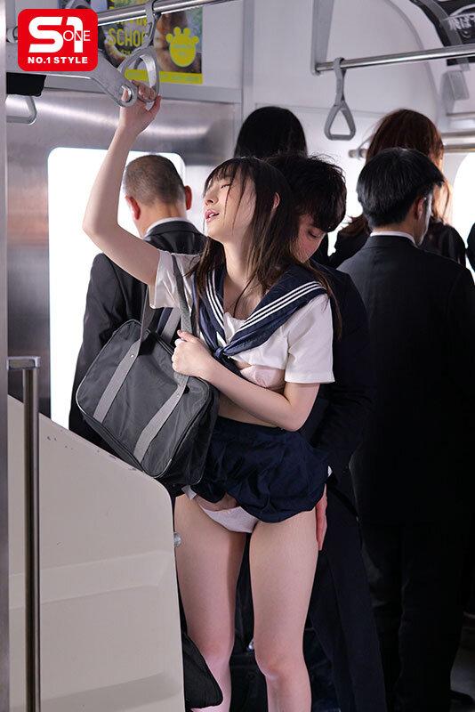 学生服姿の新木希空ちゃんを、手マンで刺激。