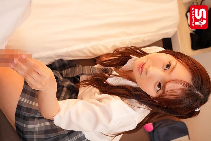 手コキしてくれる、学生服姿の小日向みゆうちゃん。