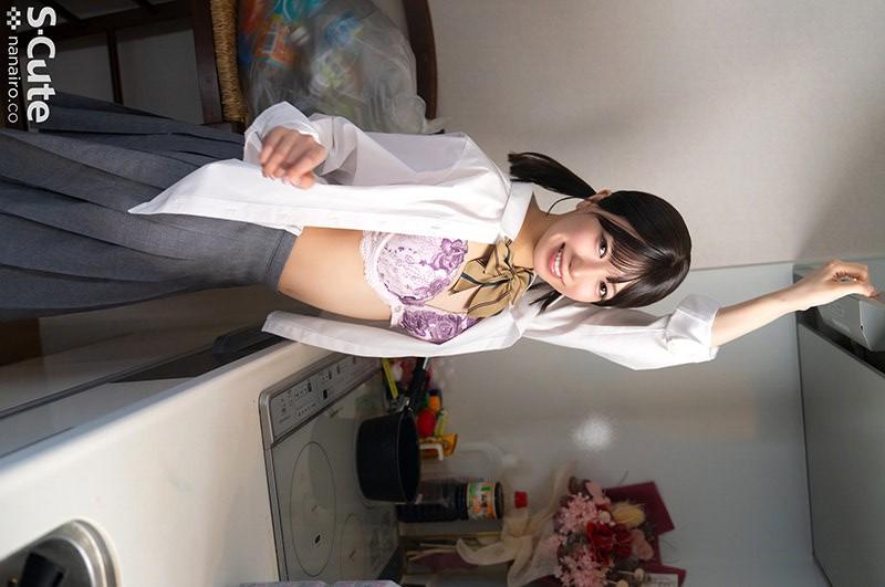 ブラジャーを見せてくれる、学生服姿の日向由奈ちゃん。