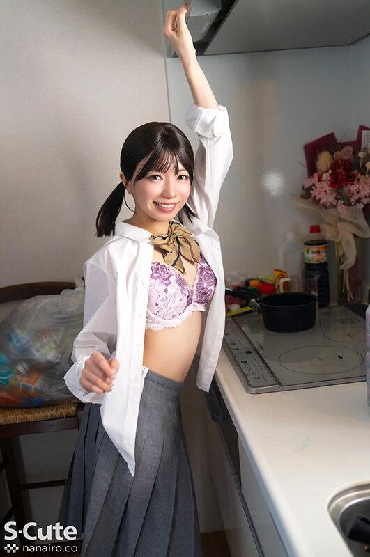 ブラジャーを見せてくれる、学生服姿の日向由奈ちゃん。