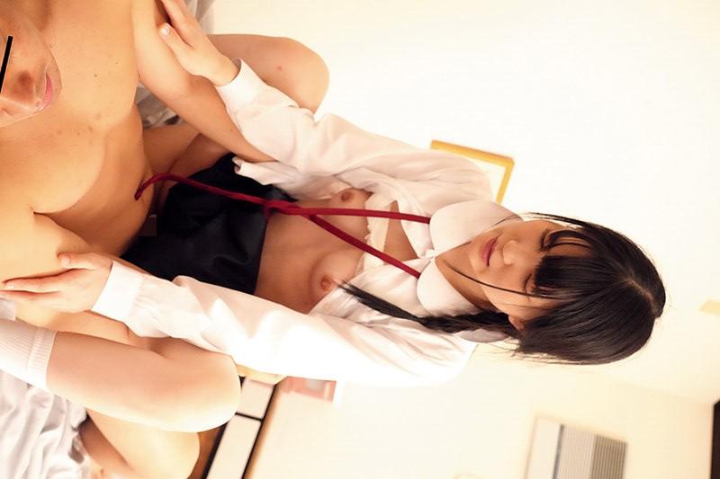 学生服姿の伊織ひなのちゃんと、騎乗位でセックス。