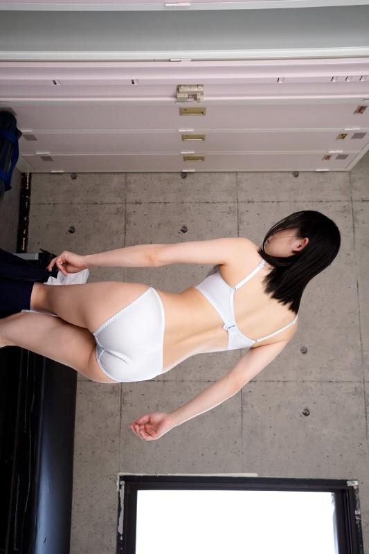 下着を見せてくれる、学生服姿の西元めいさちゃん。