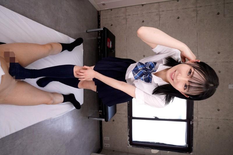 足コキしてくれる、学生服姿の西元めいさちゃん。