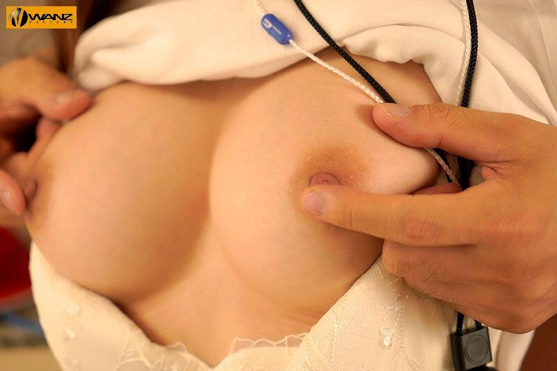 乳首をいじられる、体操服姿の鈴の家りんちゃん。