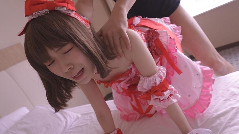 コスプレ姿の真白美生ちゃんと、バックでセックス。