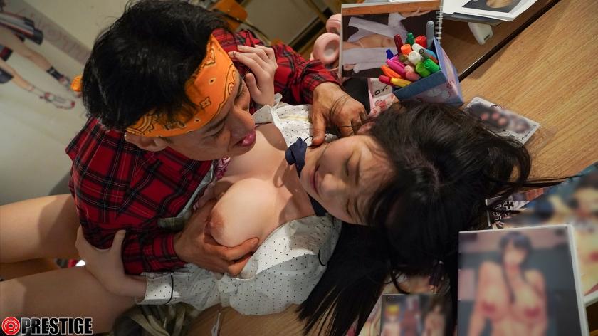 おっぱいを揉まれる、私服姿の美ノ嶋めぐりちゃん。