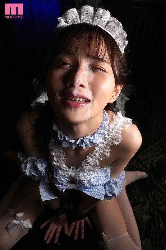 セクシーメイド姿の泉ももかちゃん。かわいい顔に射精。