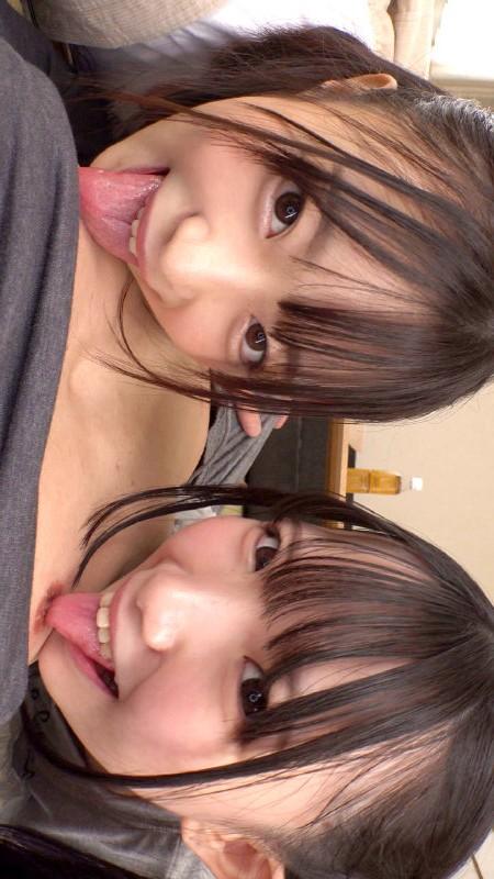 乳首を舐めてくれる、私服姿の月乃あやちゃんと南日菜乃ちゃん。