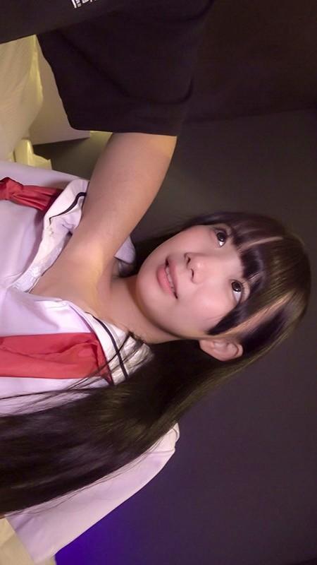 おっぱいを揉まれる、学生服姿の南日菜乃ちゃん。