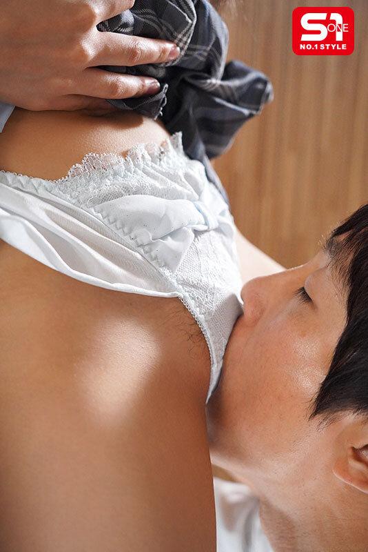 学生服姿の榊原萌ちゃん。パンティーを堪能。
