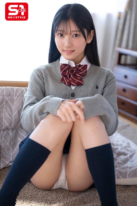 パンティーを見せてくれる、女子高生姿の初美なのかちゃん。