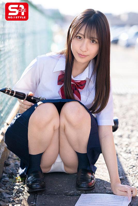 パンティーを見せてくれる、女子高生姿の新木希空ちゃん。